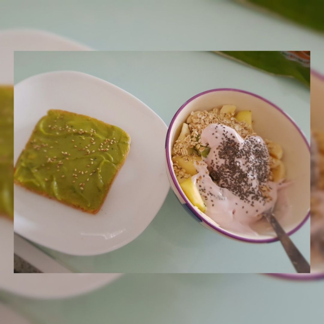Fruta fresca con avena y yogur, y tostada de guacamole 