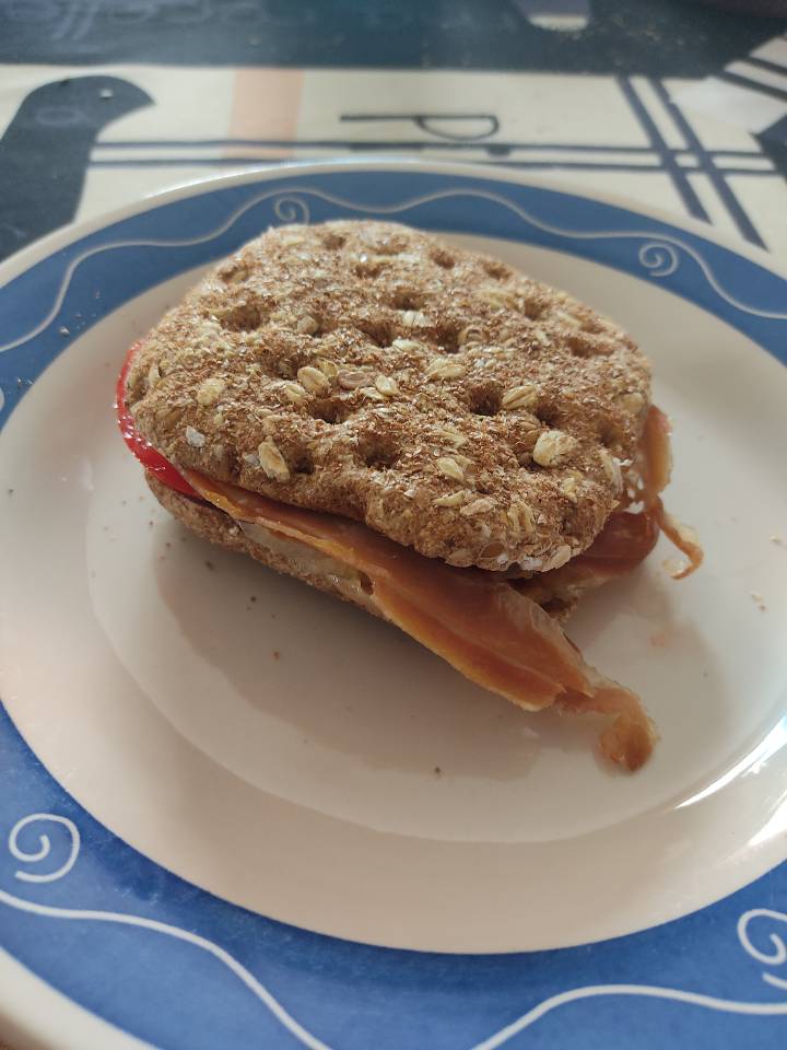 Sandwich de jamón serrano y tomate 