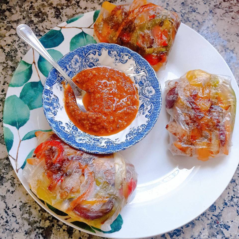 Obleas de arroz rellenas 🌯 de salteado de verduras, tempeh y heura 
