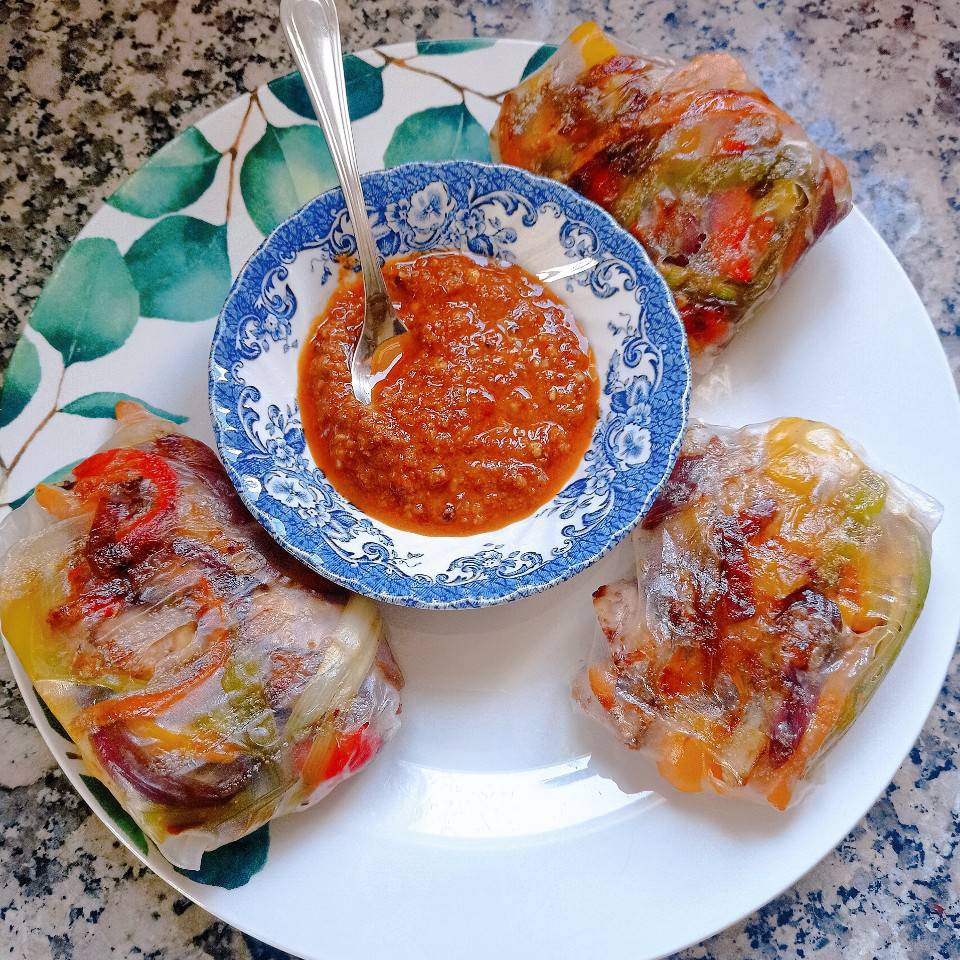 Obleas de arroz rellenas 🌯 de salteado de verduras, tempeh y heura 