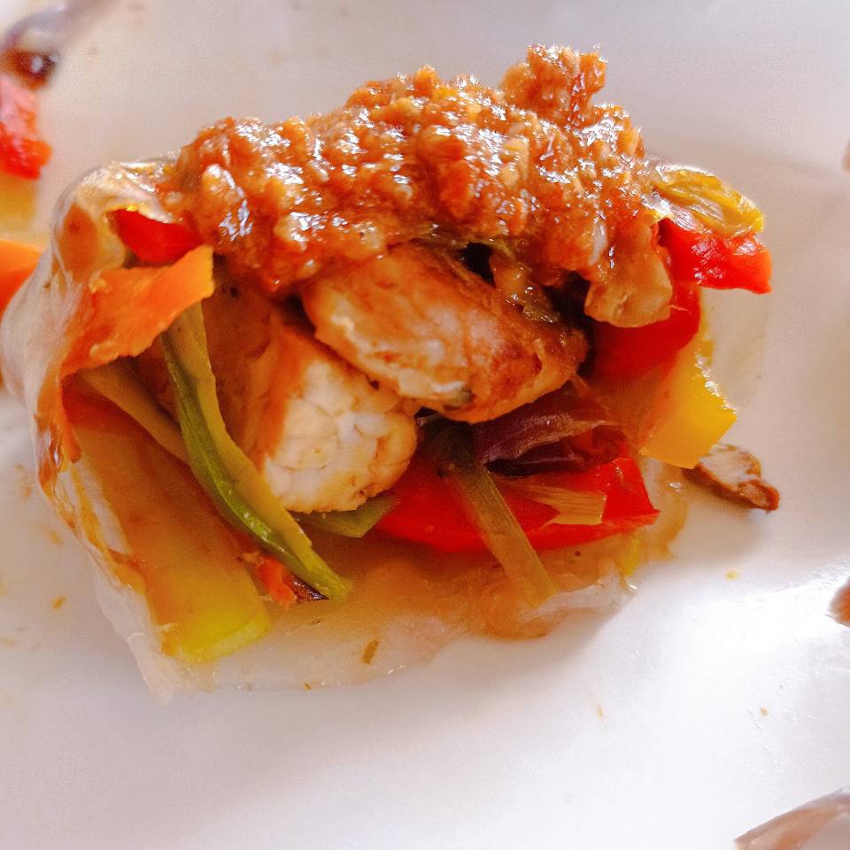 Obleas de arroz rellenas 🌯 de salteado de verduras, tempeh y heura 