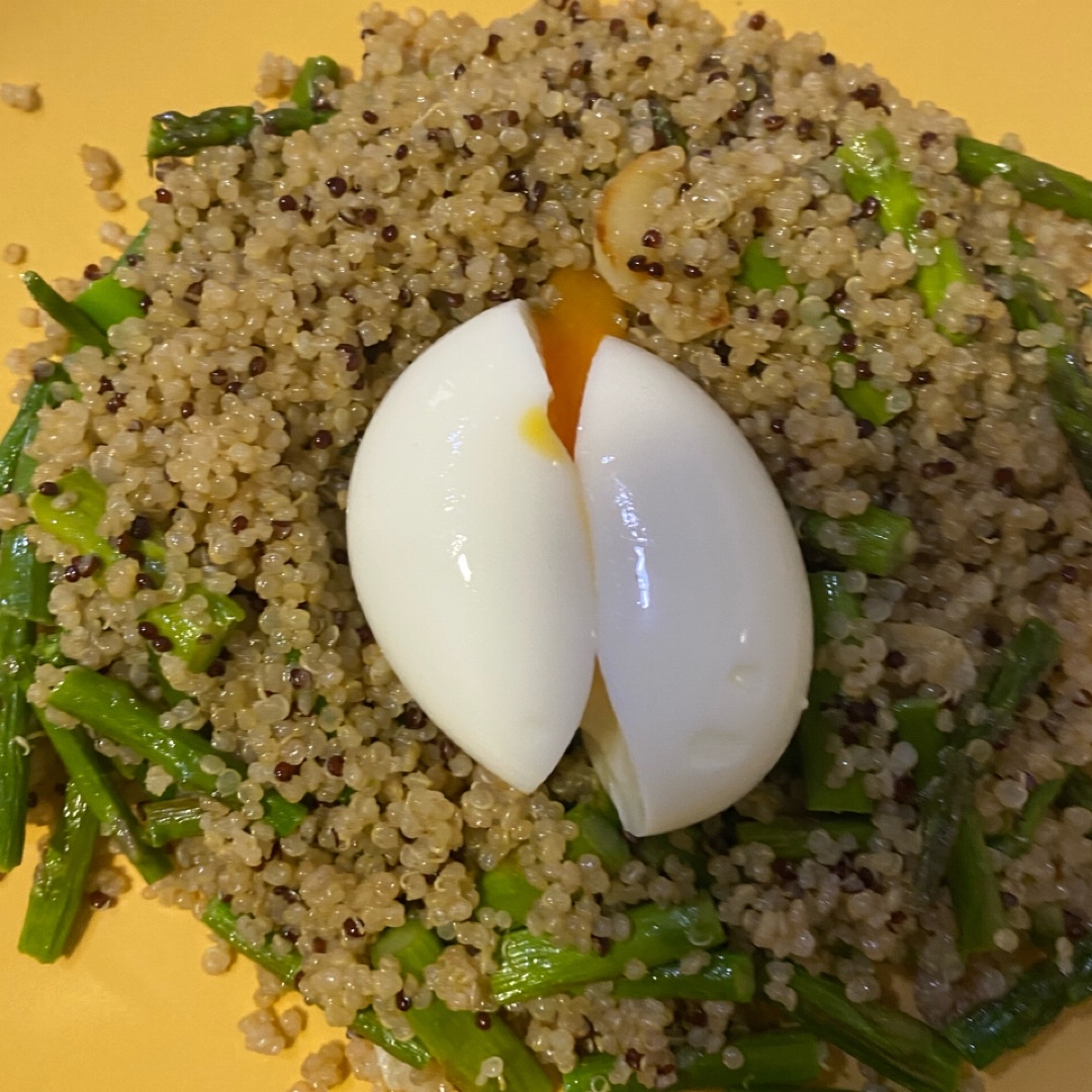 Quinoa con esparragos y huevo poché Quinoa con esparragos y huevo poché