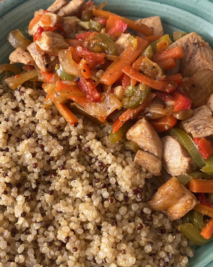 Quinoa con pollo, verduras, soja y canela.
