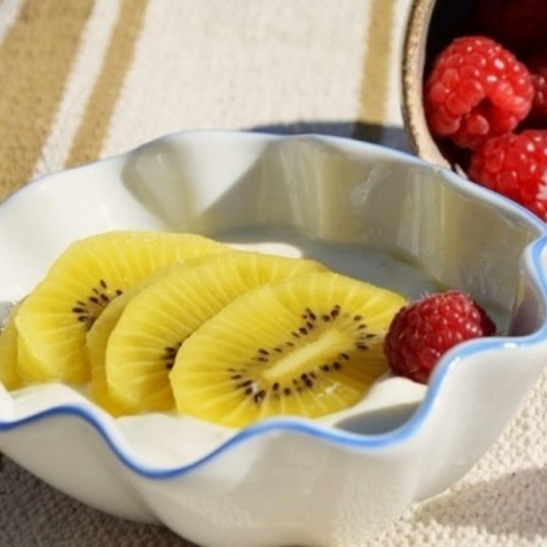 Yogur natural 0% con kiwi gold. Yogur natural 0% con kiwi gold.
