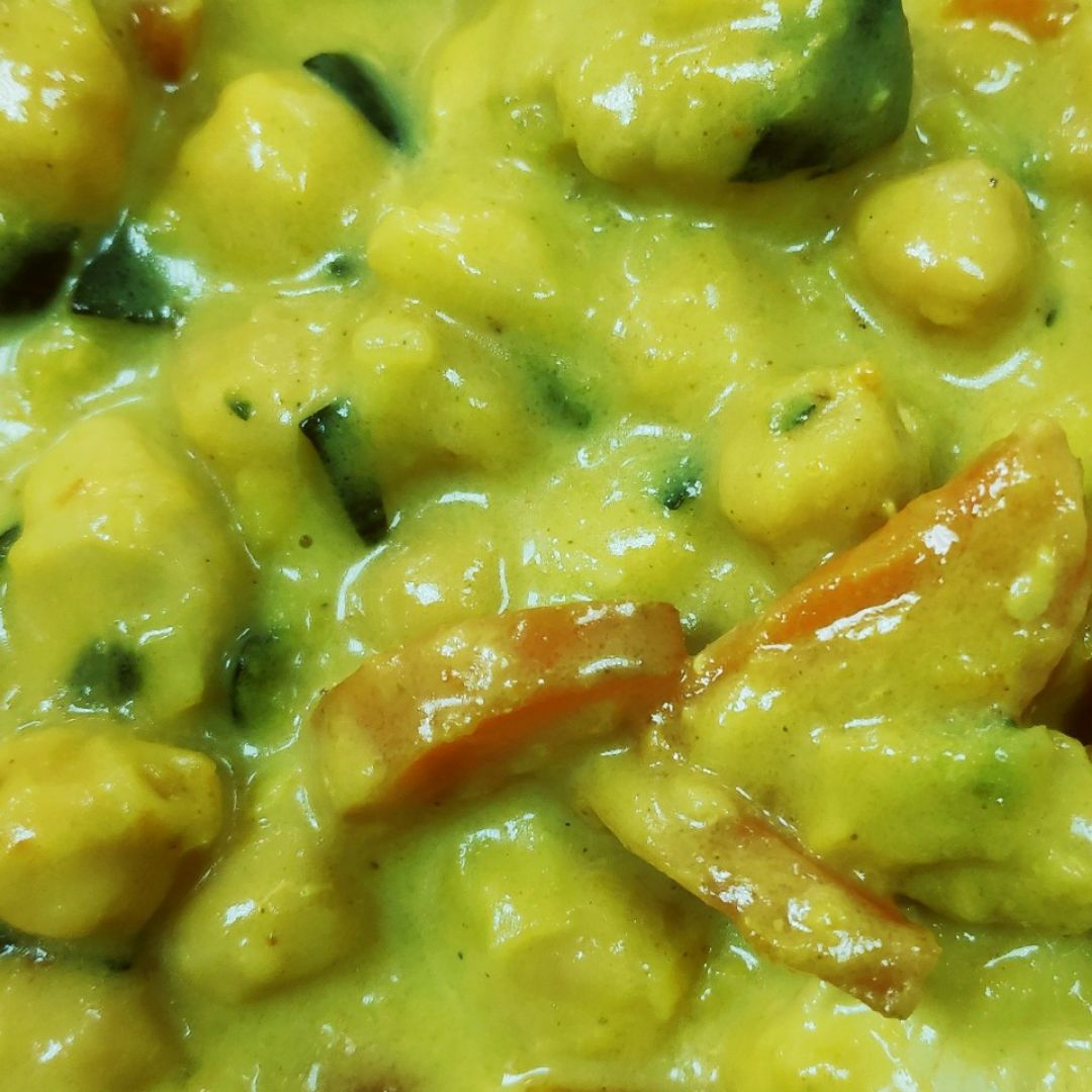Curry de garbanzos, pollo y verduras Curry de garbanzos, pollo y verduras