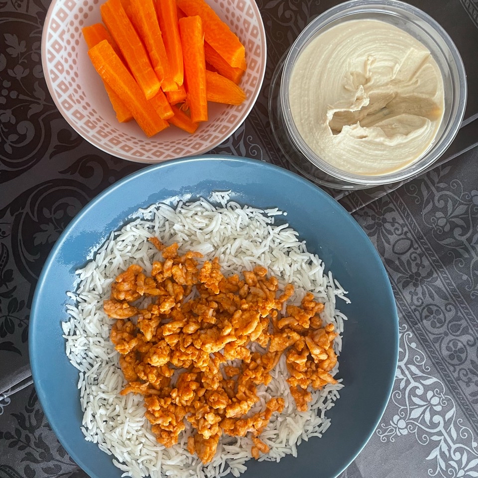 Arroz con carne picada y zanahorias con hummus Arroz con carne picada y zanahorias con hummus