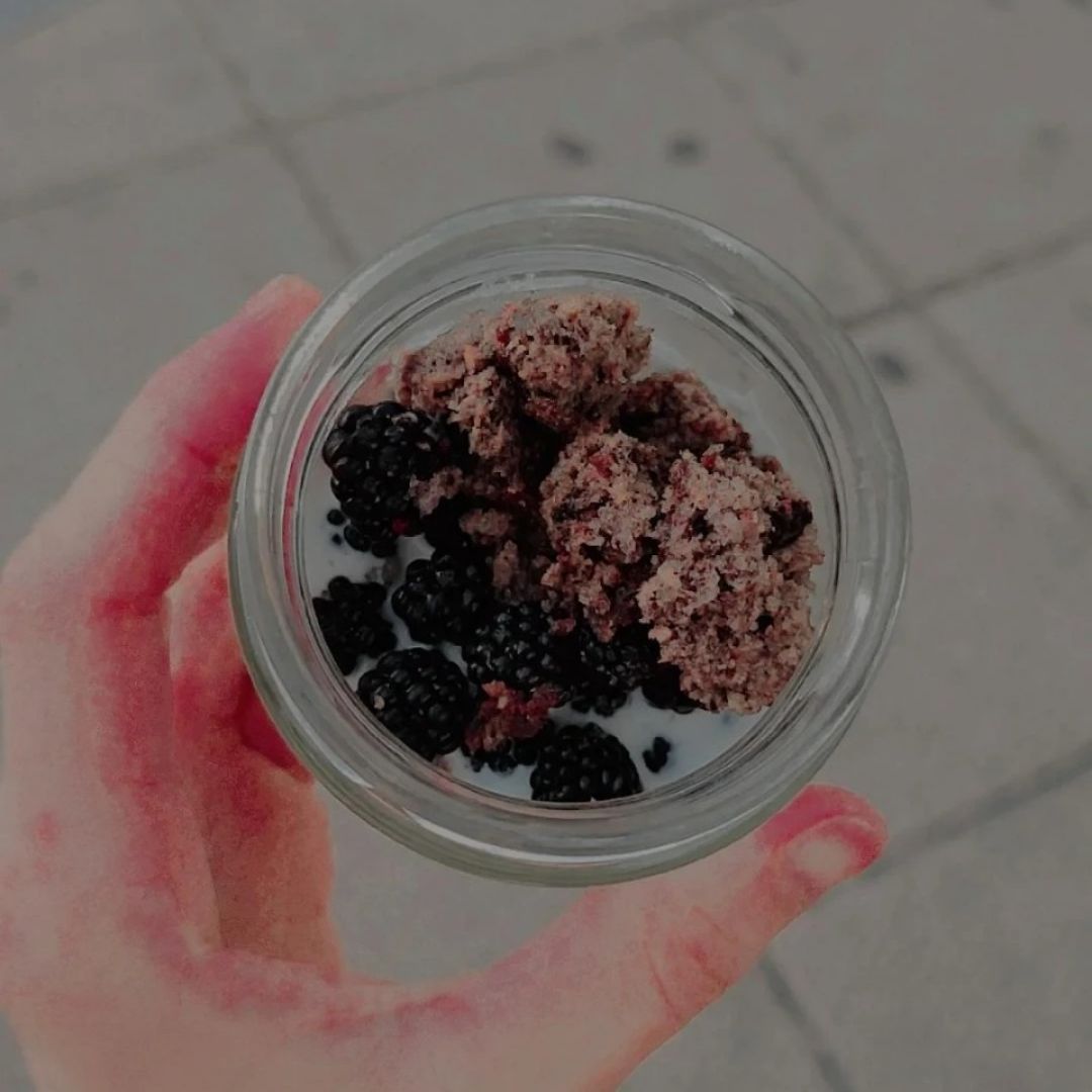 Vasito de yogur proteico con moras y bizcochito sabor oreo. Vasito de yogur proteico con moras y bizcochito sabor oreo.