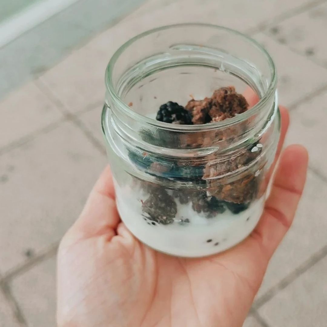 Vasito de yogur proteico con moras y bizcochito sabor oreo. Paso 0 Vasito de yogur proteico con moras y bizcochito sabor oreo. Paso 0