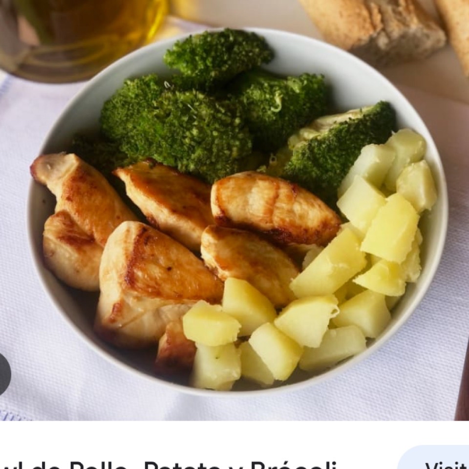 Brócoli y patata con dados de pollo Brócoli y patata con dados de pollo