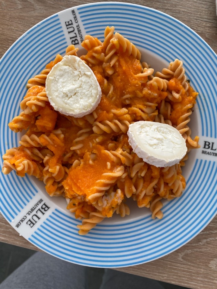 Pasta de lentejas con salsa de zanahoria y calabaza y queso de cabra Pasta de lentejas con salsa de zanahoria y calabaza y queso de cabra
