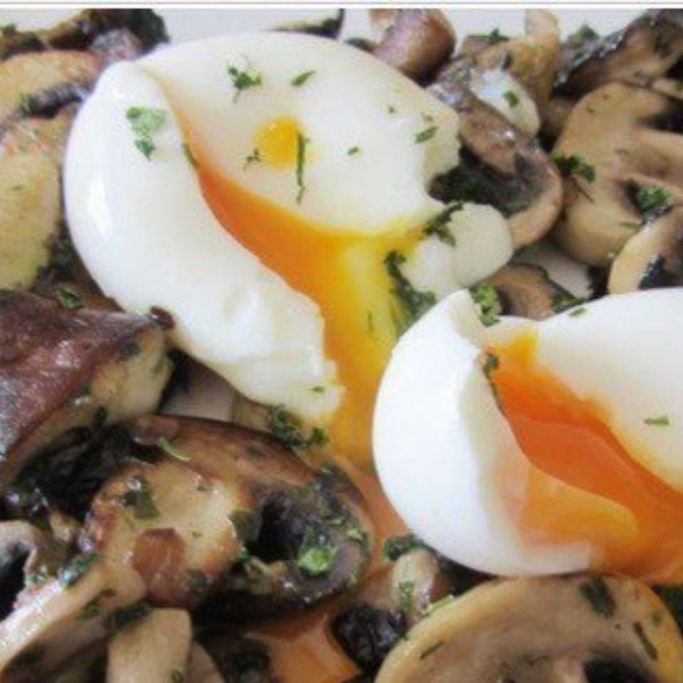 Huevos escalfados con champiñones