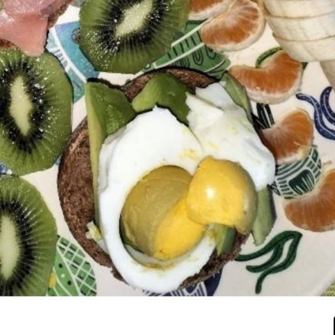 Tostada de aguacate y huevo cocido Tostada de aguacate y huevo cocido