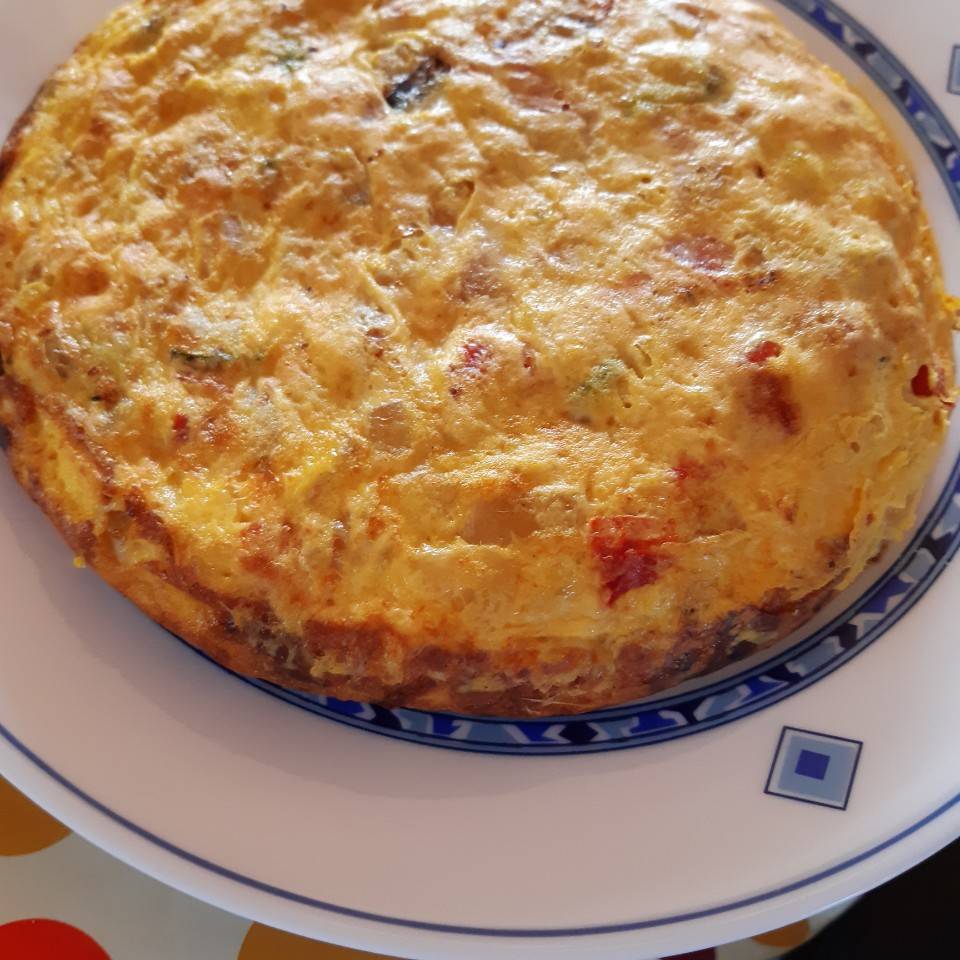 Tortilla patatas, calabacín y pimiento rojo