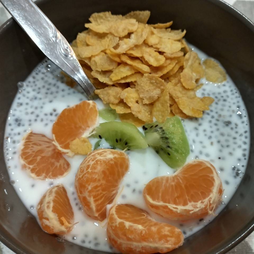 Bol de chía con cereales y fruta Bol de chía con cereales y fruta