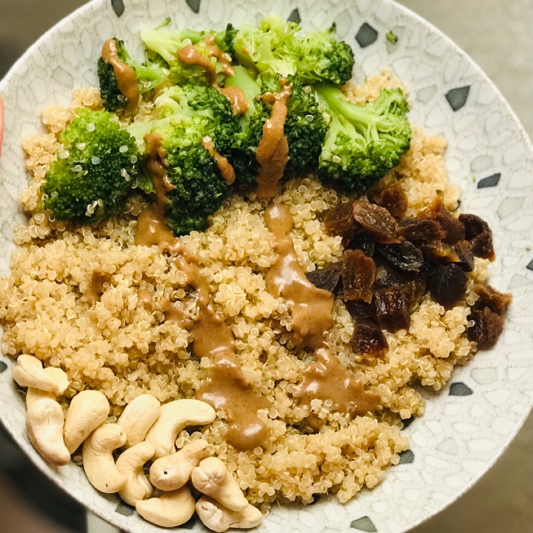 Quinoa con brócoli y anacardos Quinoa con brócoli y anacardos