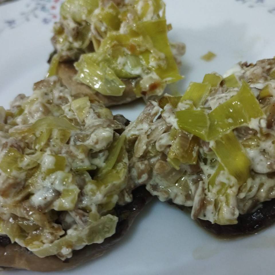 Champiñones rellenos de puerro y queso blanco Champiñones rellenos de puerro y queso blanco