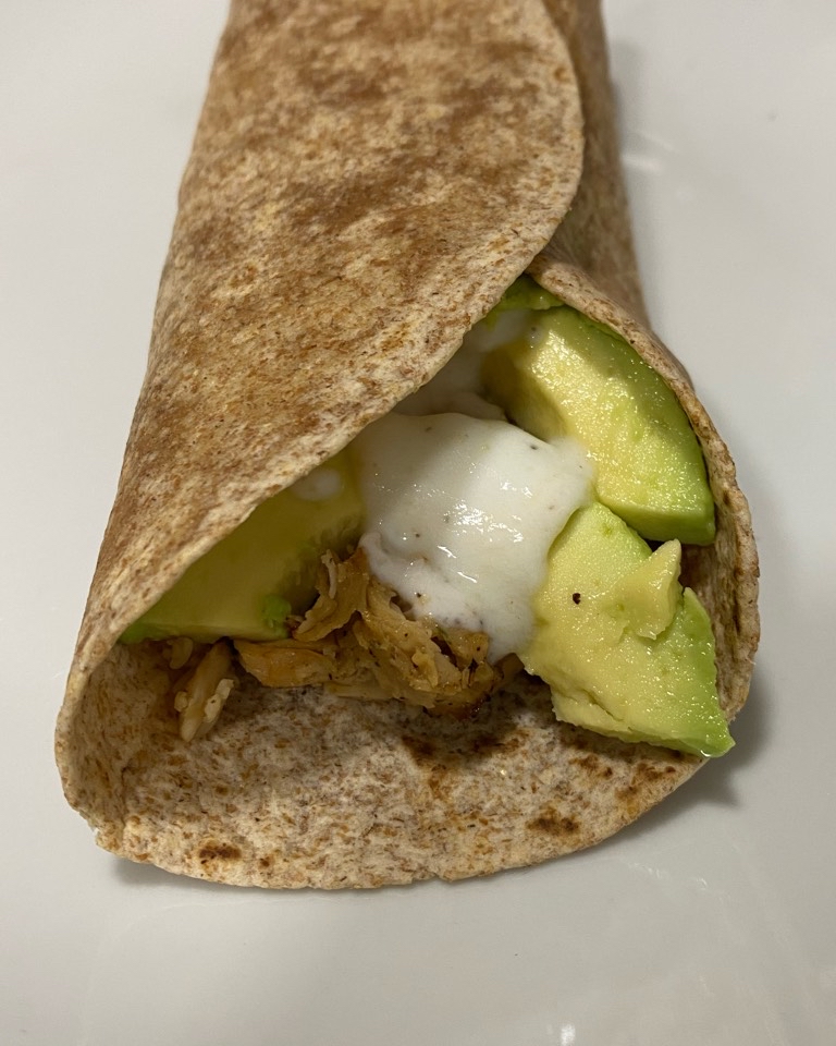 Fajita de pollo con aguacate y salsa de yogur Fajita de pollo con aguacate y salsa de yogur