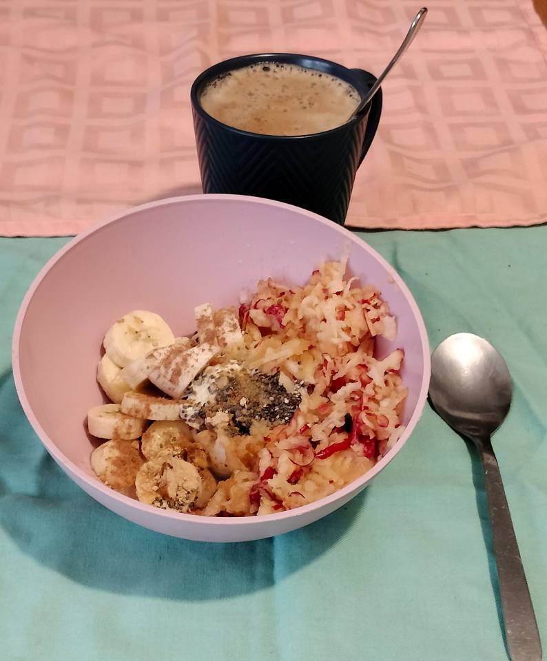 Bol "Amanecer Mallorquín" con yogur y frutas. Bol "Amanecer Mallorquín" con yogur y frutas.