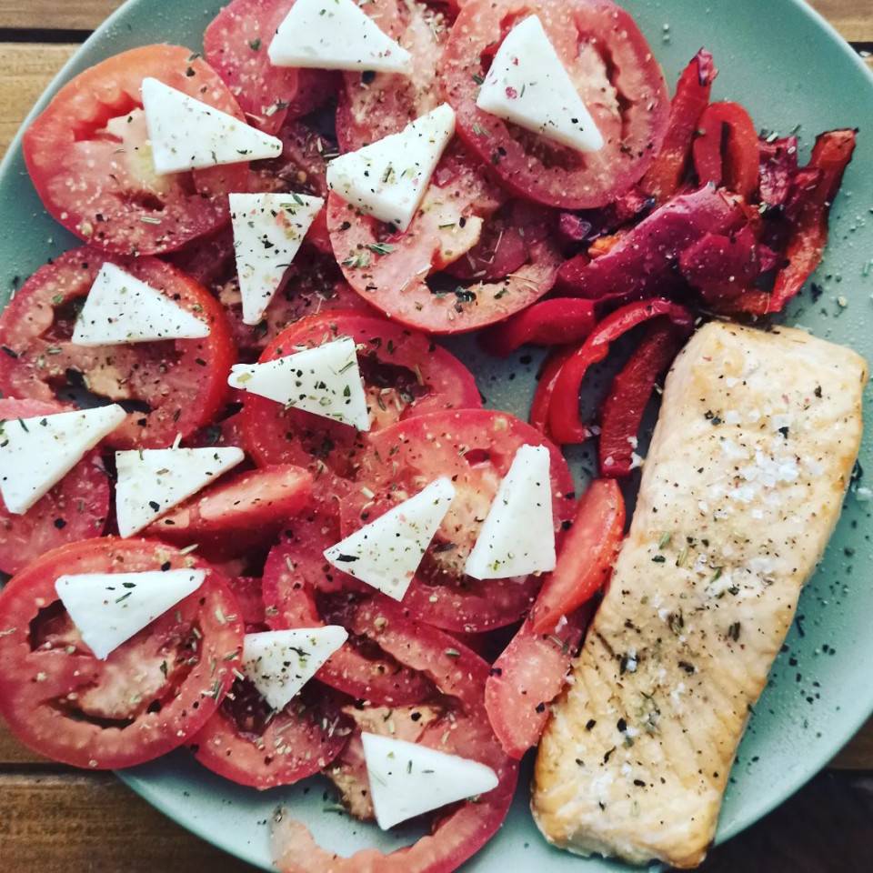 Fiesta de tomate, con salmon, queso y pimiento rojo 