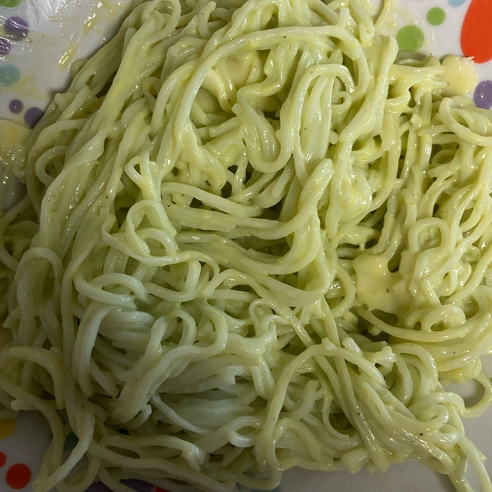 Noodles con salsa de aguacate y curry