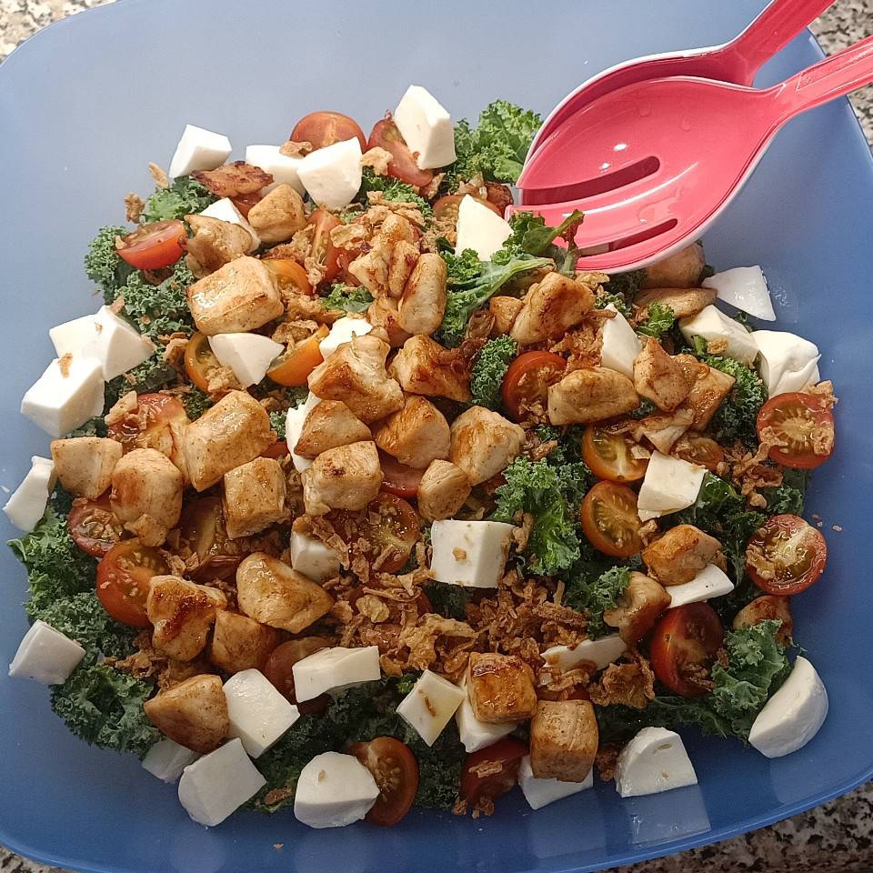 Ensalada templada de kale, pollo y mozarela