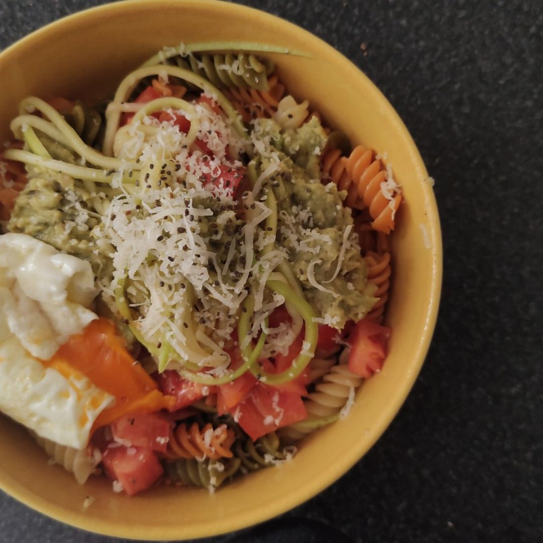 Pasta con calabacín y tomate con salsa de aguacate Pasta con calabacín y tomate con salsa de aguacate