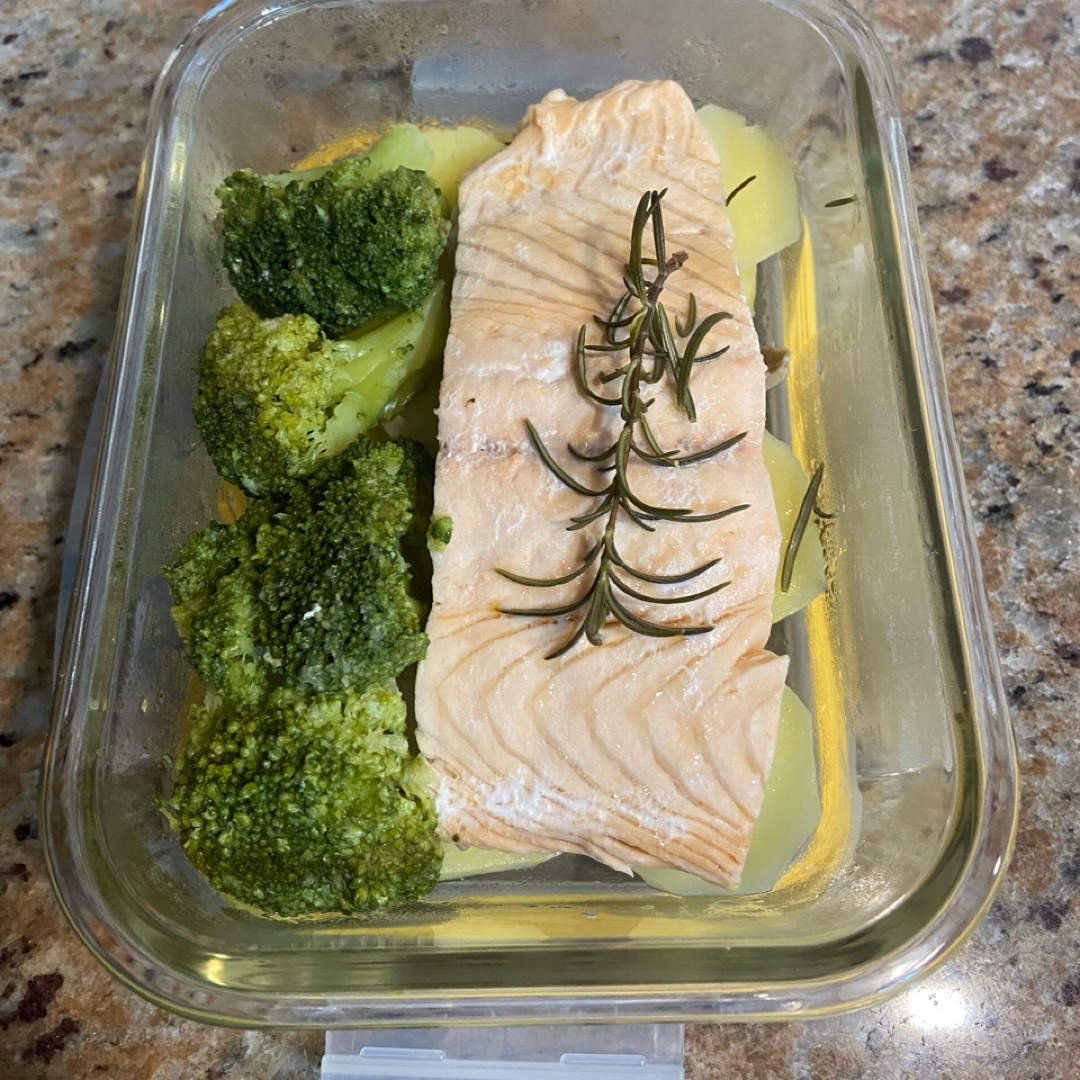 Salmón con brócoli y papas panaderas Salmón con brócoli y papas panaderas