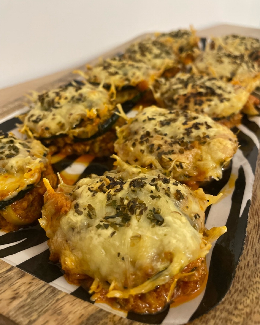 Muffins de calabacín, atún, tomate, aceitunas y queso emmental. Muffins de calabacín, atún, tomate, aceitunas y queso emmental.