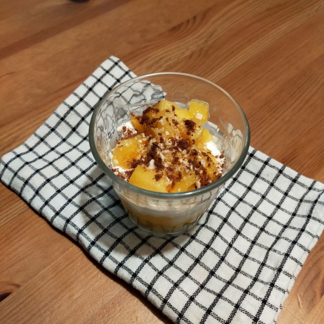 Vasito de yogur helado con nectarina y crujiente de avellana Vasito de yogur helado con nectarina y crujiente de avellana