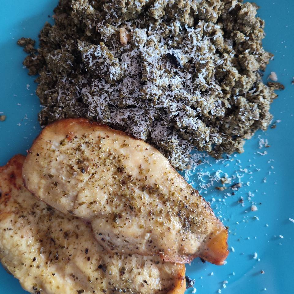 Acelgas con ajo, anacardos, huevo y queso trufado. Acelgas con ajo, anacardos, huevo y queso trufado.