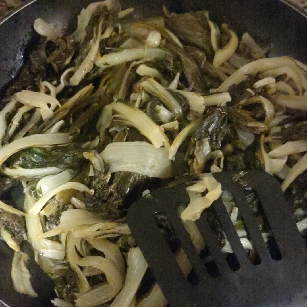 Acelgas con ajo, anacardos, huevo y queso trufado. Paso 0 Acelgas con ajo, anacardos, huevo y queso trufado. Paso 0