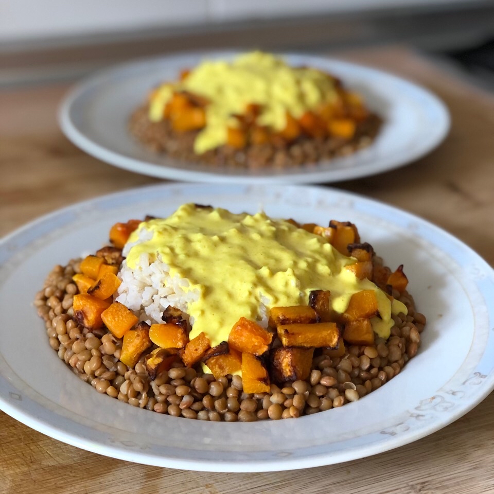 Lentejas con arroz y calabaza con salsa de cúrcuma Lentejas con arroz y calabaza con salsa de cúrcuma