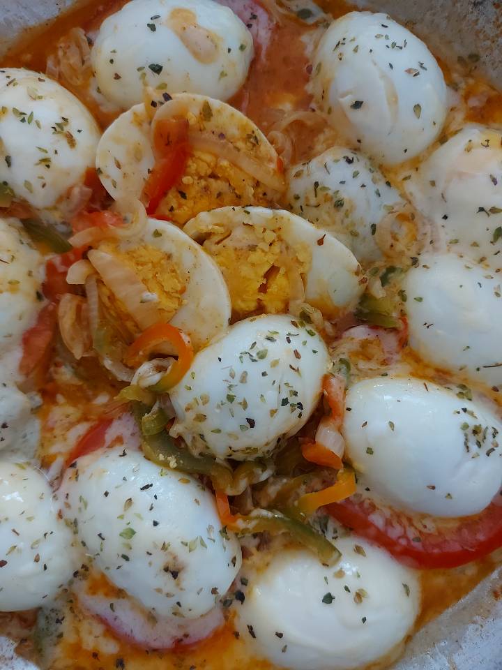 Huevos cocidos con verduras
