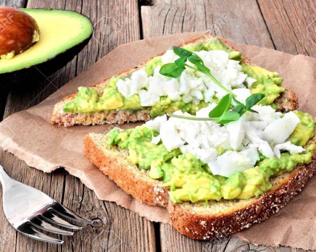 馃挌 Tostadas de Aguacate con Claras de Huevo 馃挌 Tostadas de Aguacate con Claras de Huevo