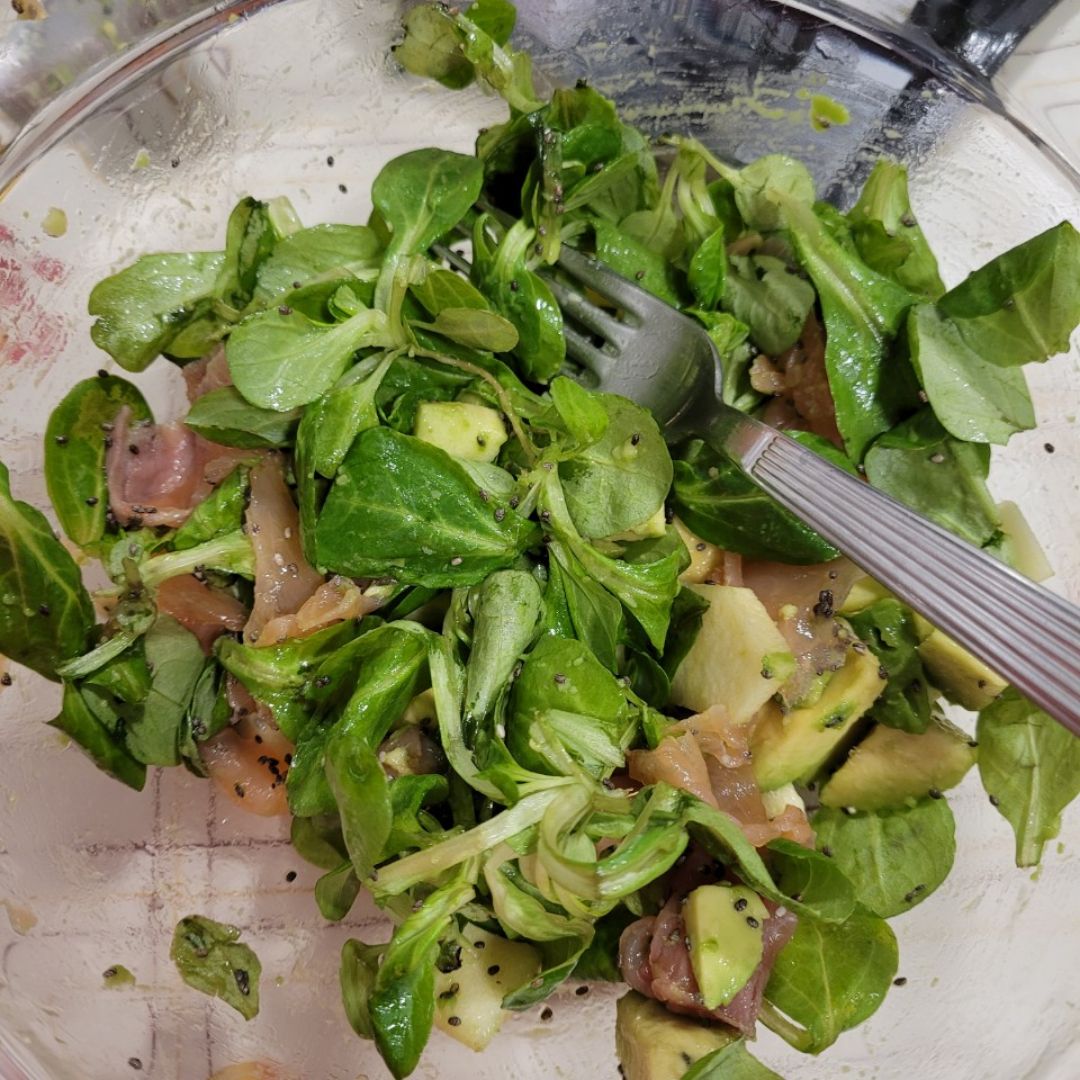Canónigos con salmon, aguacate y manzana Canónigos con salmon, aguacate y manzana