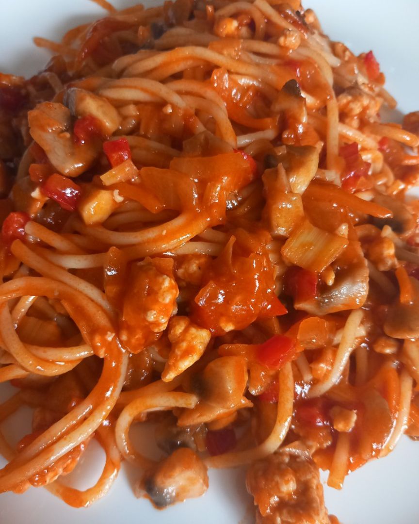 Espaguetis con pollo picado y verduritas. Espaguetis con pollo picado y verduritas.