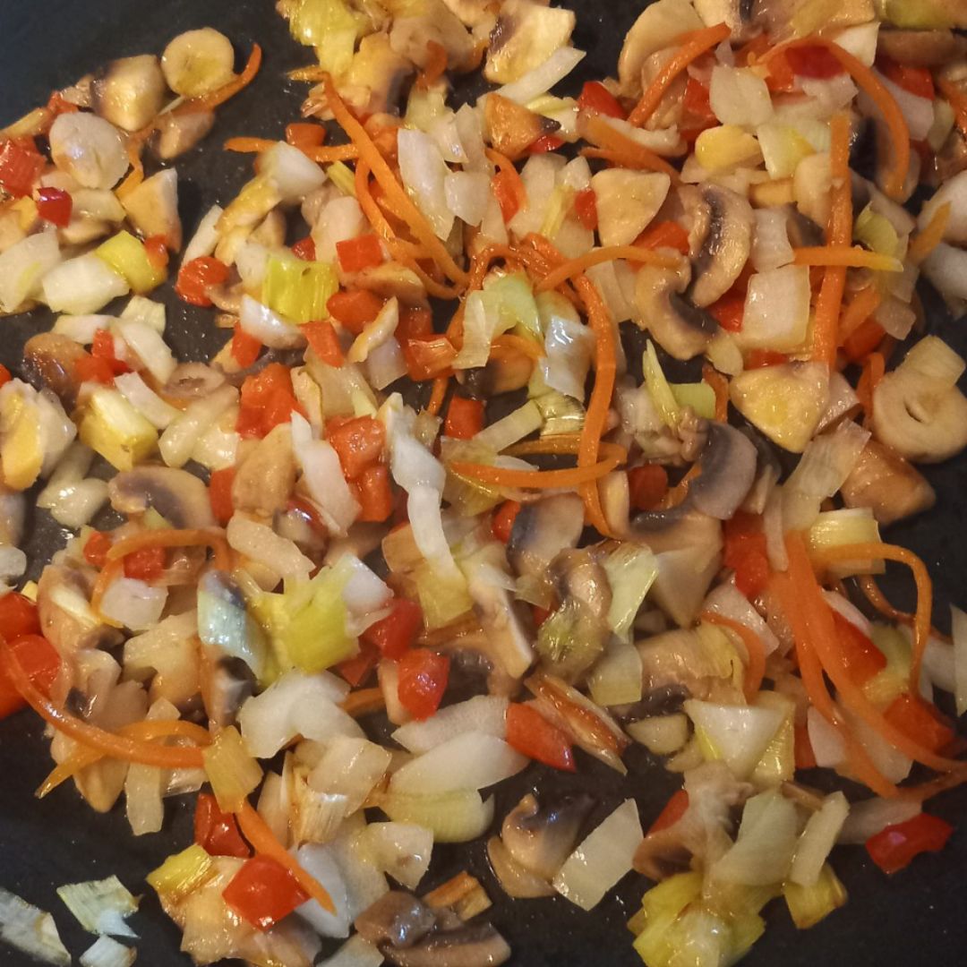 Espaguetis con pollo picado y verduritas. Paso 1 Espaguetis con pollo picado y verduritas. Paso 1