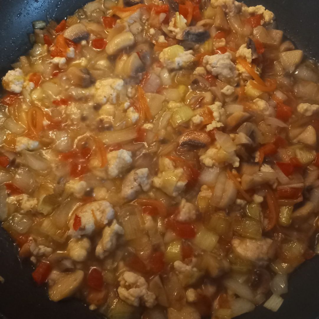Espaguetis con pollo picado y verduritas. Paso 2 Espaguetis con pollo picado y verduritas. Paso 2