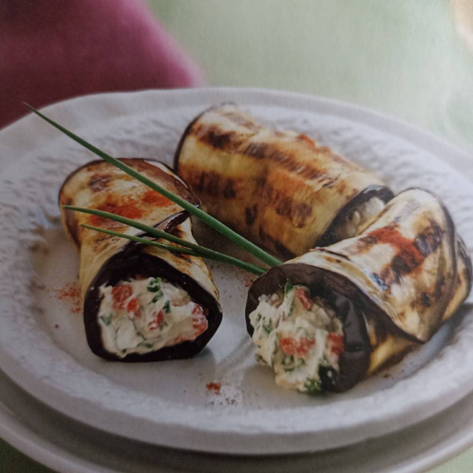 Rulo de berenjena con un toque de queso Rulo de berenjena con un toque de queso