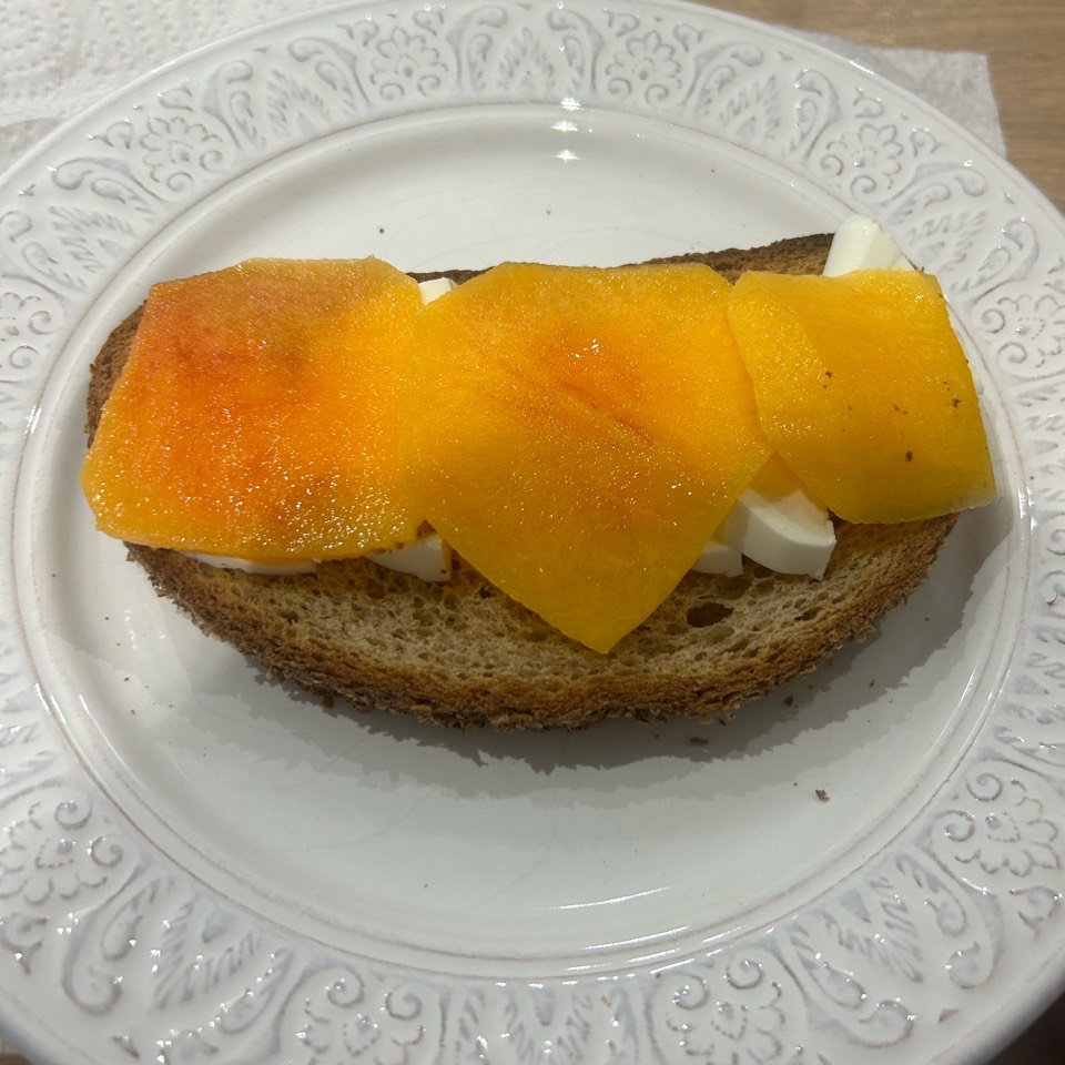 Tostada integral con melocotón y queso fresco