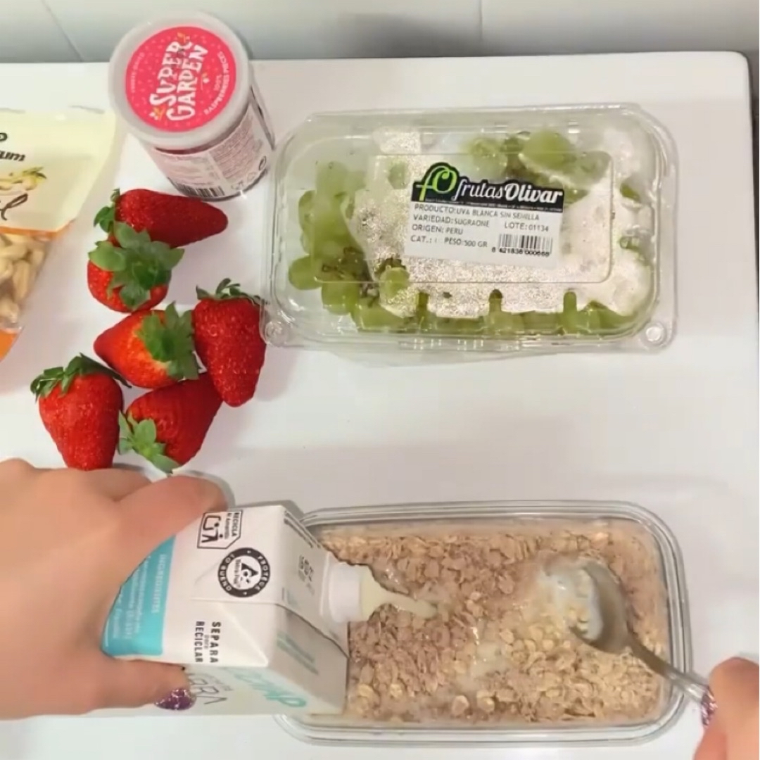 OVERNIGHT OATS 🍓🤤 Paso 1 OVERNIGHT OATS 🍓🤤 Paso 1
