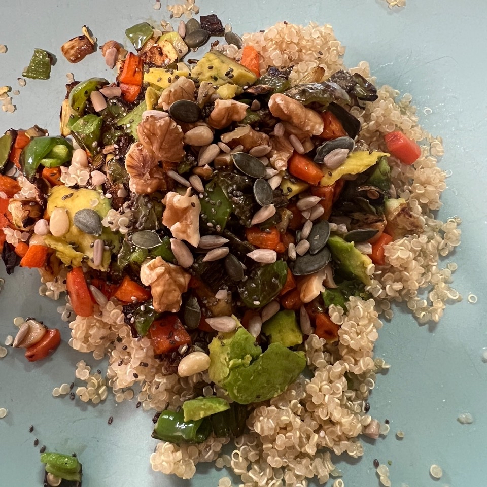 Comida —> Quinoa con zanahoria, pimiento verde, aguacate, nueces, pipas y chia 