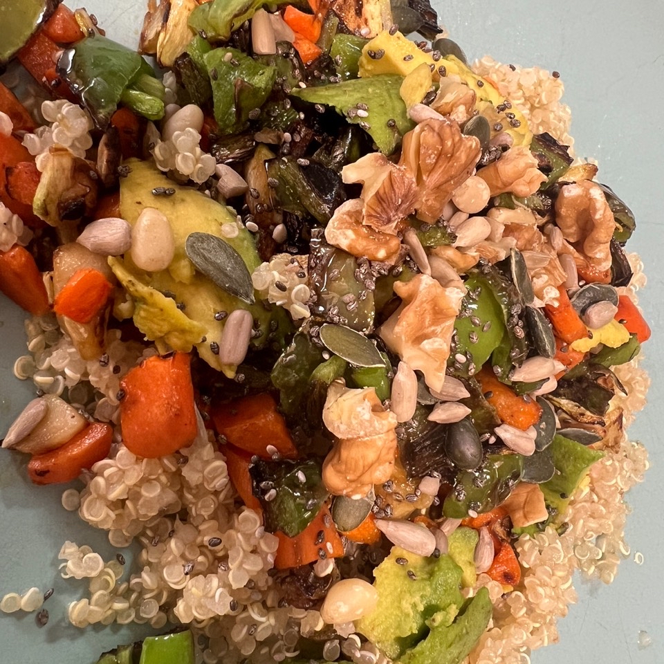 Comida —> Quinoa con zanahoria, pimiento verde, aguacate, nueces, pipas y chia 