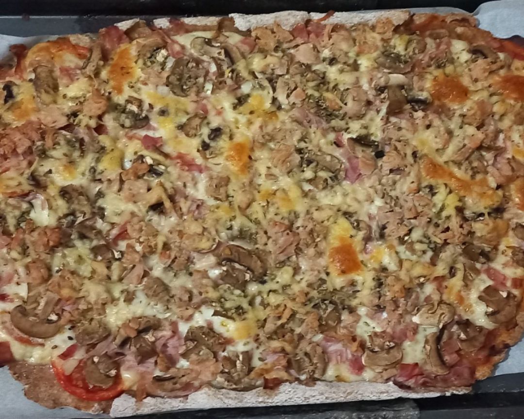 Pizza integral en horno de leña Pizza integral en horno de leña