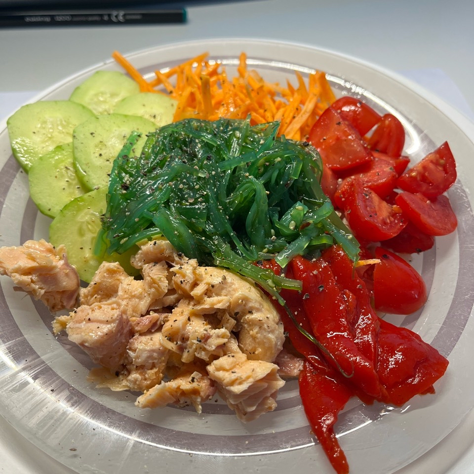 Poke bowl de salmón y trigo tierno Poke bowl de salmón y trigo tierno