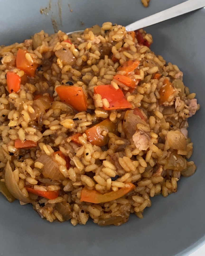 Arróz con atún, pimiento rojo y cebolla
