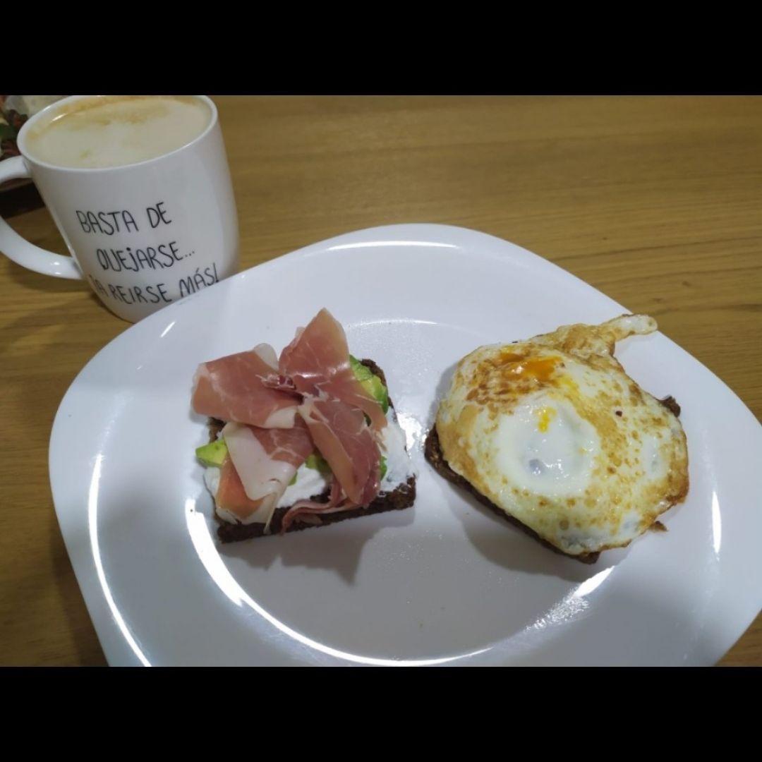 Tostadas de Centeno con queso cottage, jamon, aguacate y huevo Tostadas de Centeno con queso cottage, jamon, aguacate y huevo