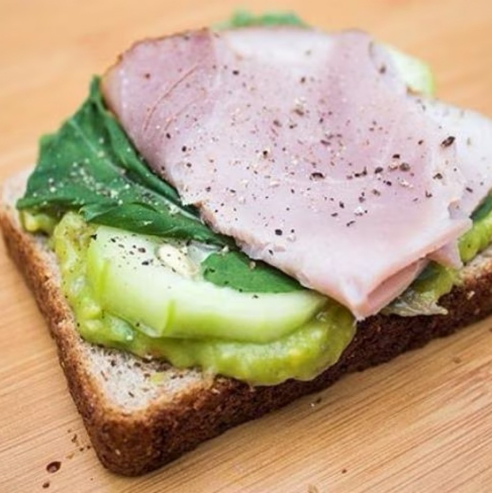 Tostada pan de centeno con aguacate y pavo Tostada pan de centeno con aguacate y pavo