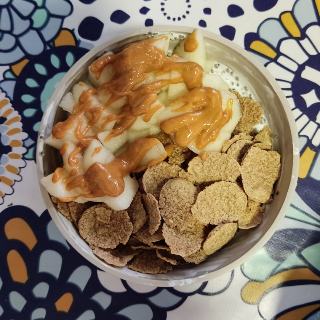 Púding de chía con cereales, pera y crema de cacahuete 