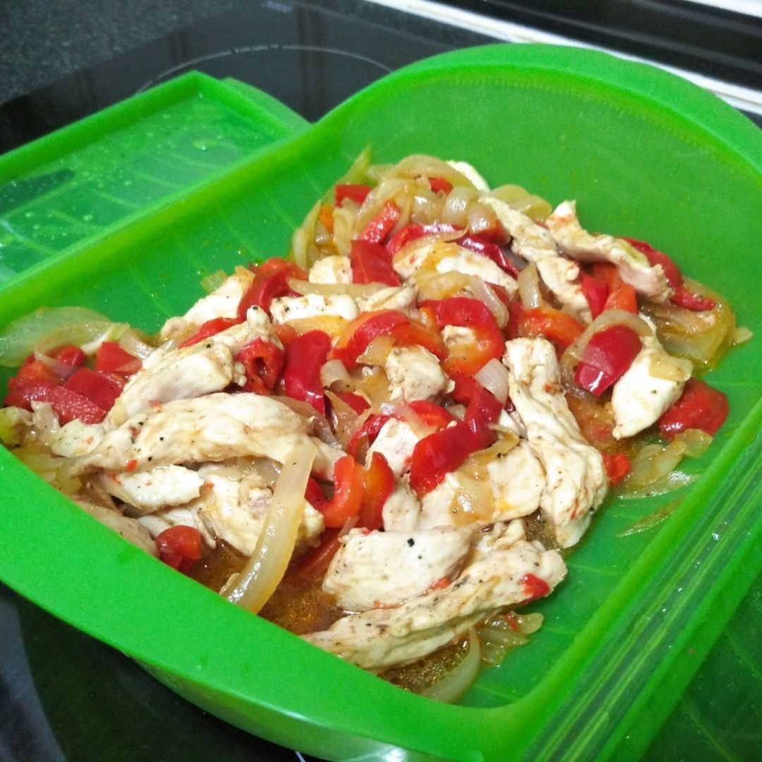Relleno para fajitas en Lekue (pimiento, cebolla y pollo) Relleno para fajitas en Lekue (pimiento, cebolla y pollo)